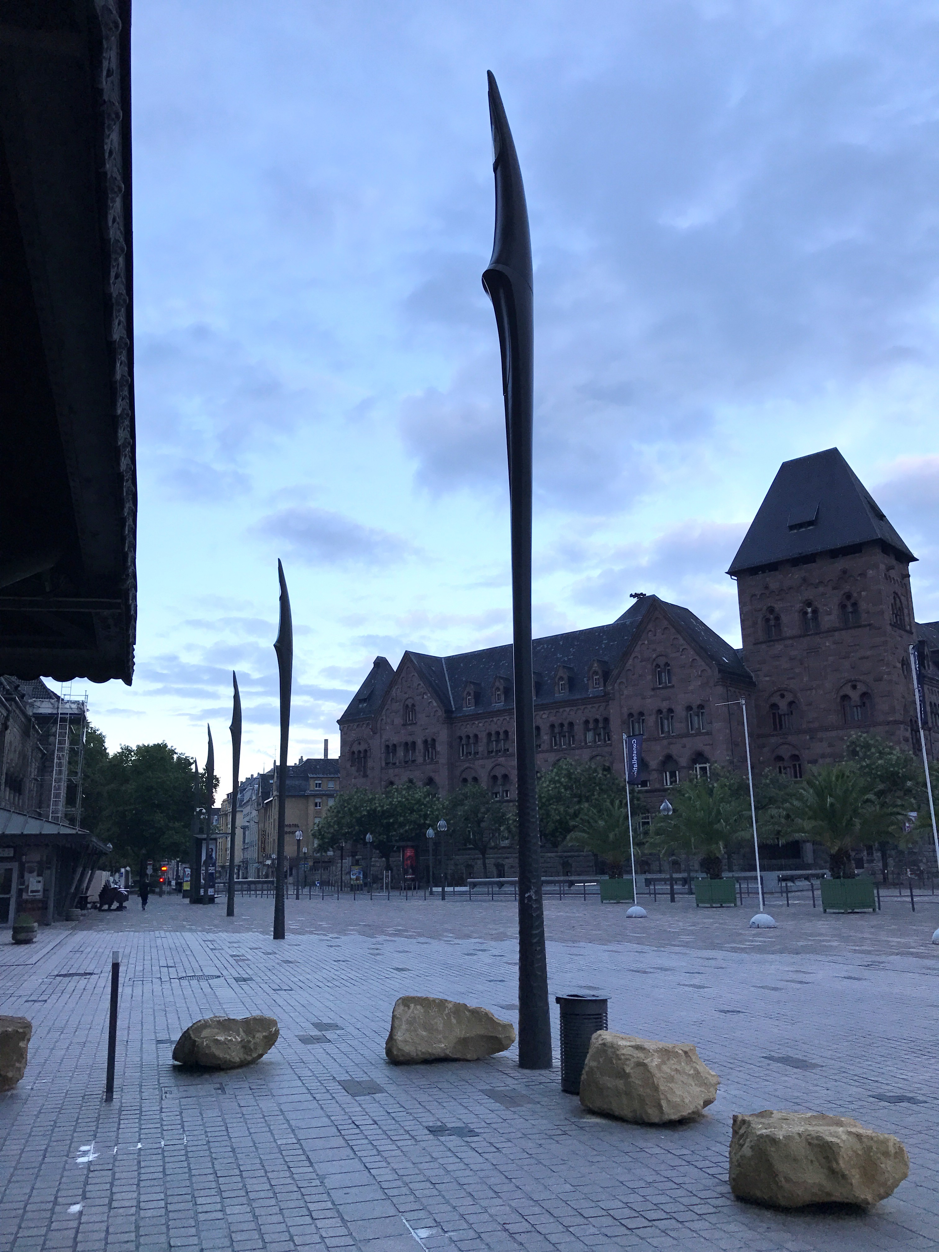 lampadaires Starck sur le parvis de la gare de Metz